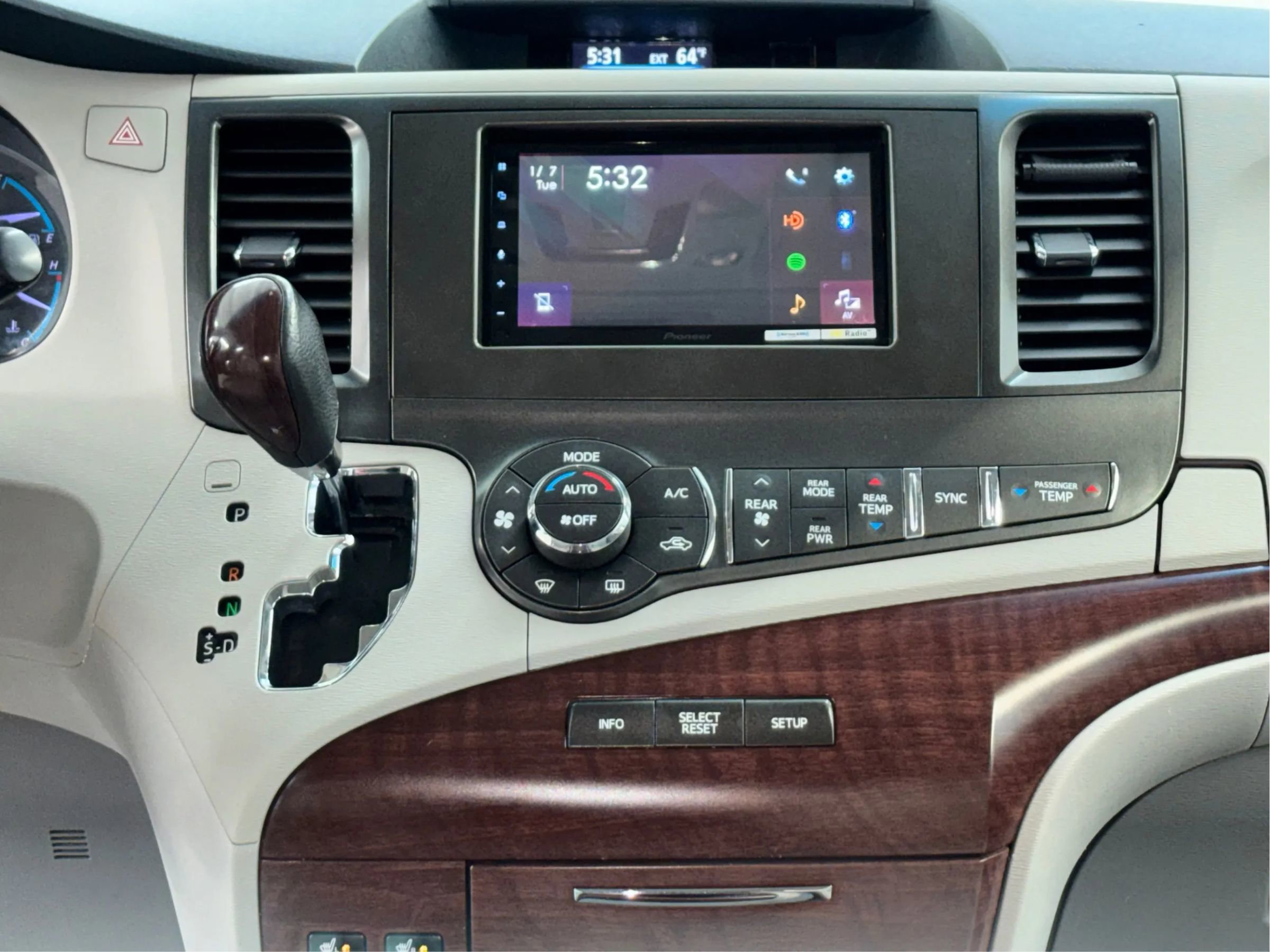 Used 2014 Toyota Sienna XLE image 17