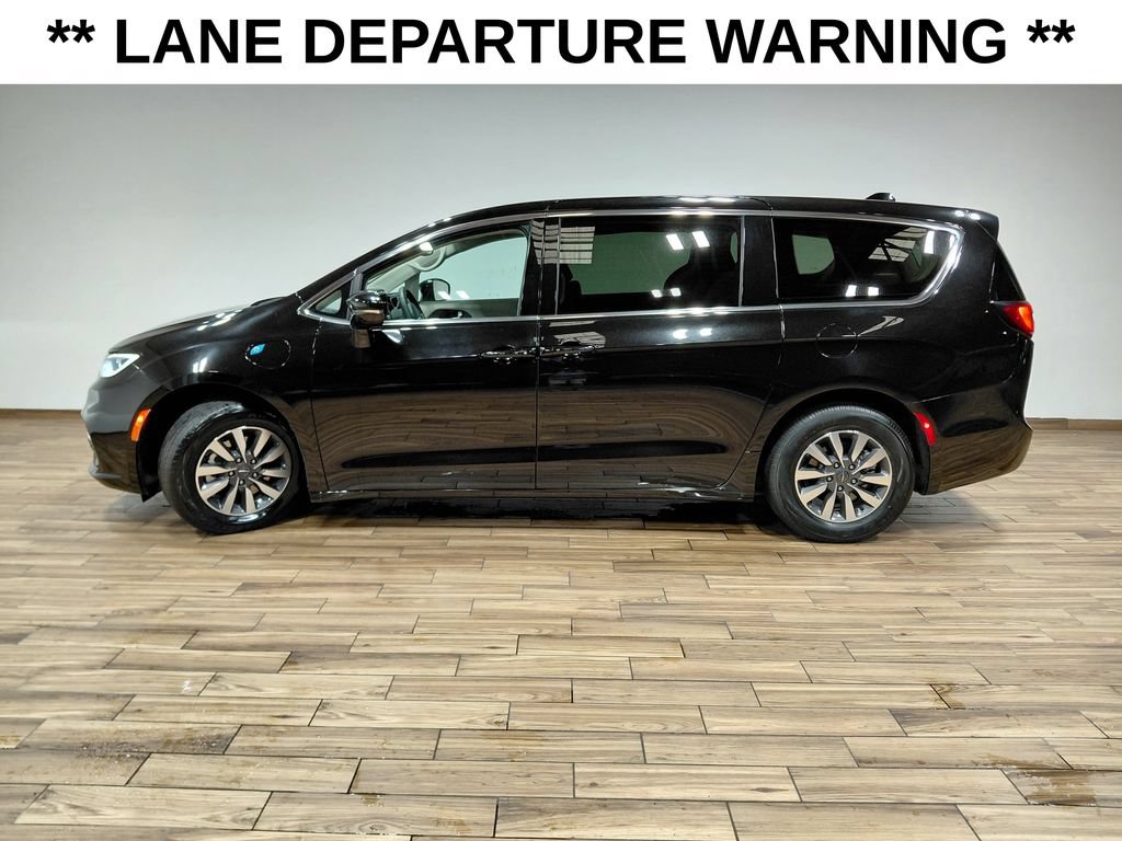 Certified 2024 Chrysler Pacifica Limited FWD image 16