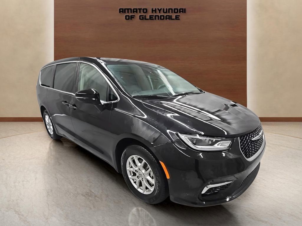 Used 2023 Chrysler Pacifica Touring-L image 8