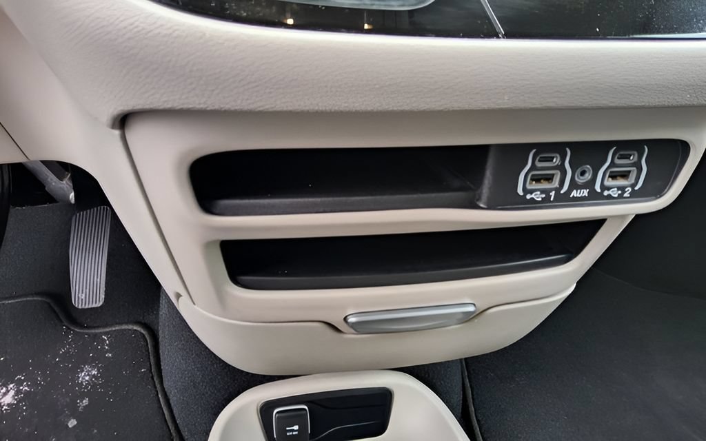 Used 2024 Chrysler Pacifica Touring-L FWD image 30