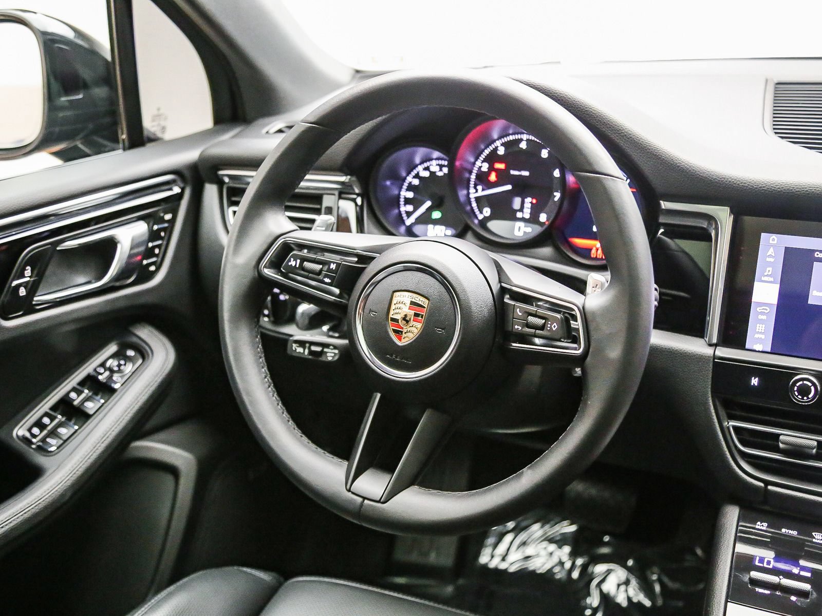 Certified 2025 Porsche Macan AWD/4WD image 18