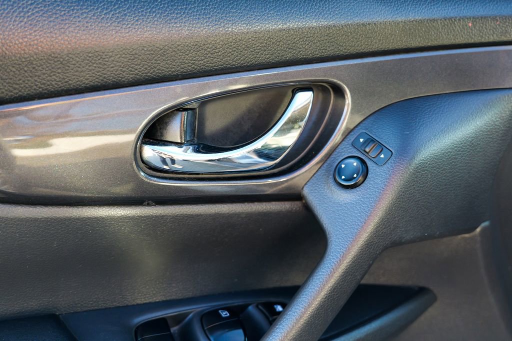 Used 2020 Nissan Rogue SV image 17