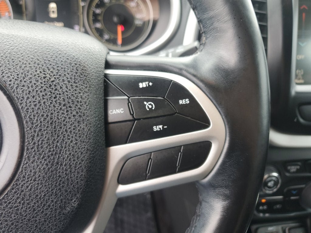 Used 2018 Jeep Cherokee Latitude Plus w/ Cold Weather Group AWD/4WD image 22