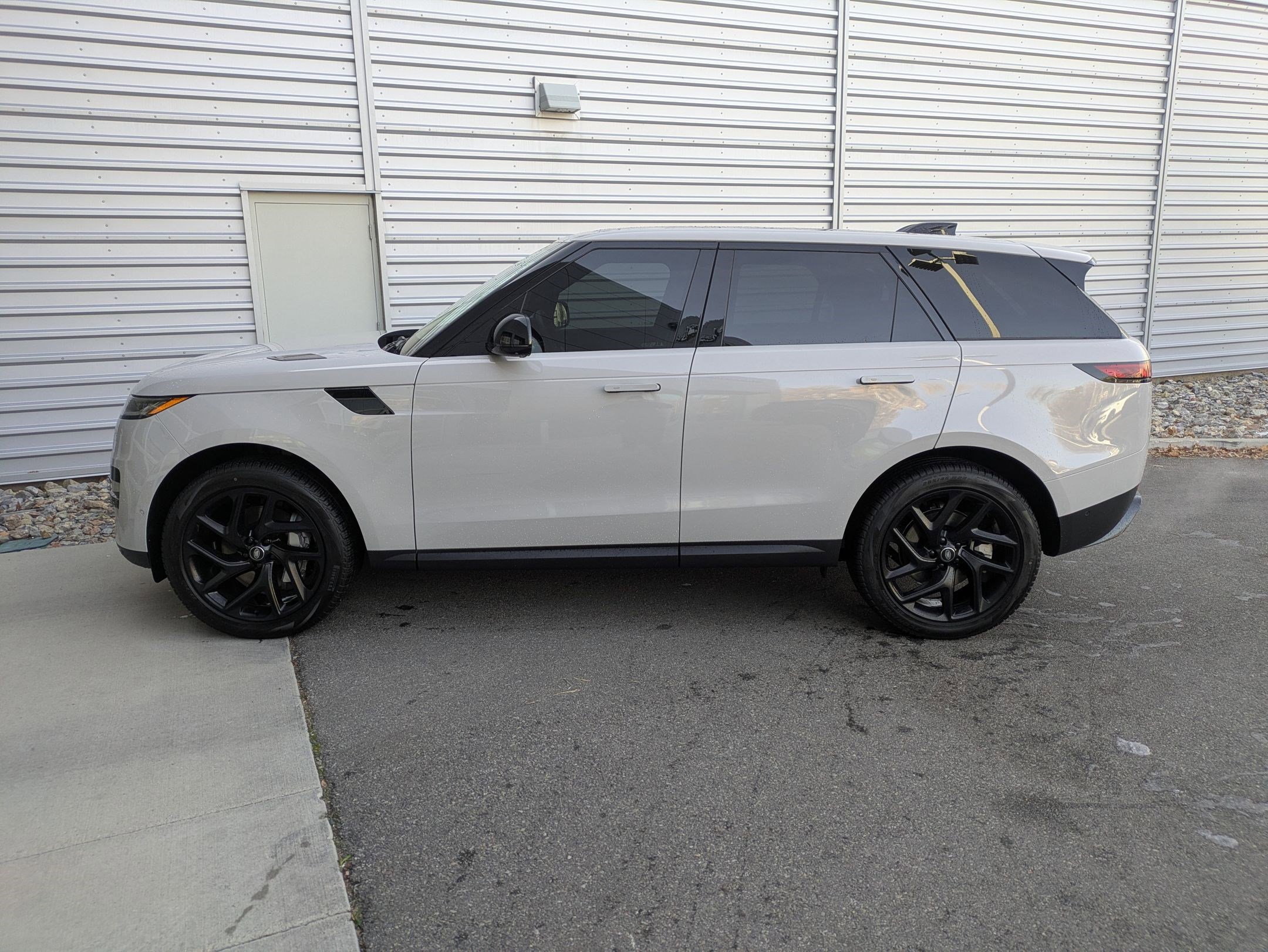 Used 2025 Land Rover Range Rover Sport SE image 2