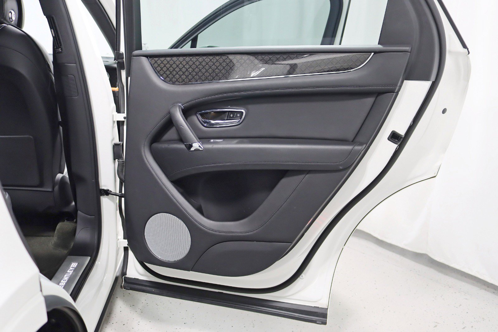Used 2020 Bentley Bentayga Design Series AWD/4WD image 38