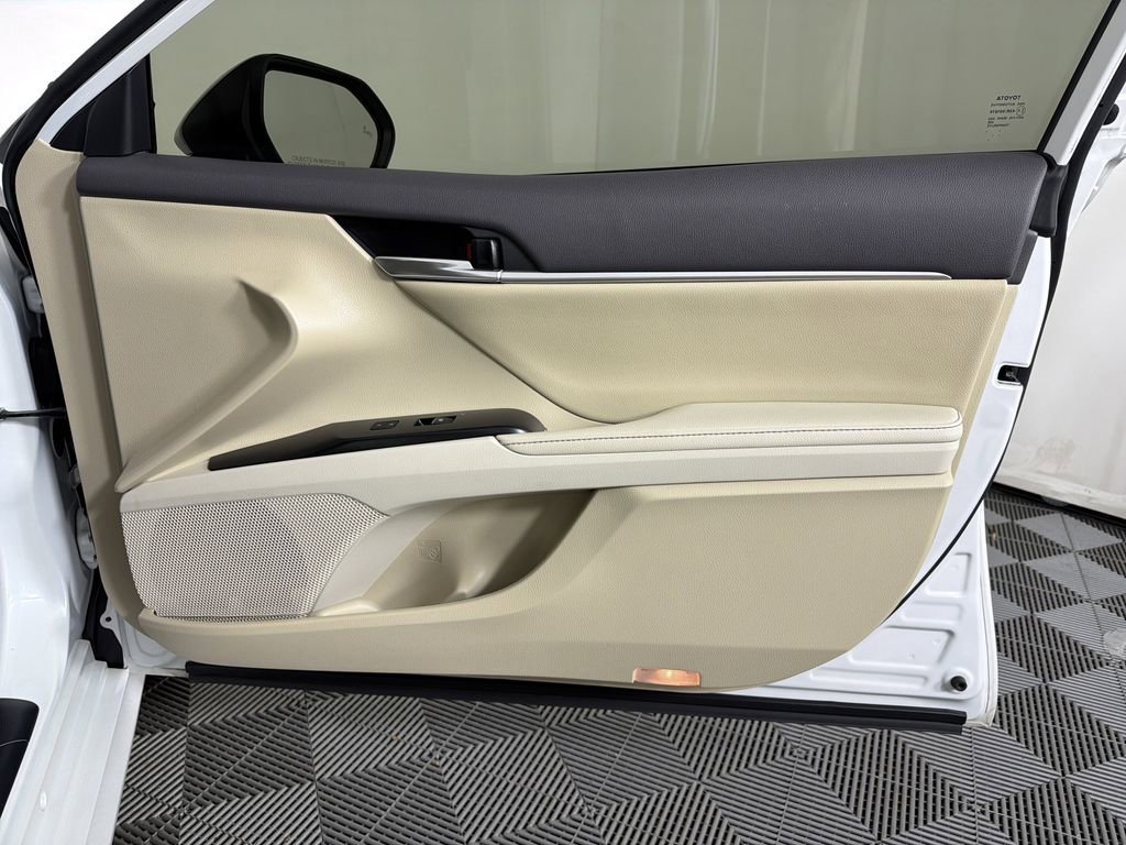Used 2020 Toyota Camry XLE image 12