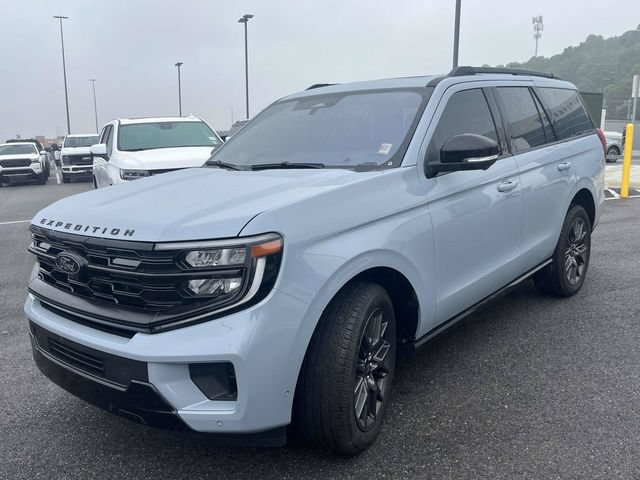 Used 2025 Ford Expedition Platinum w/ Stealth Performance Package AWD/4WD image 8