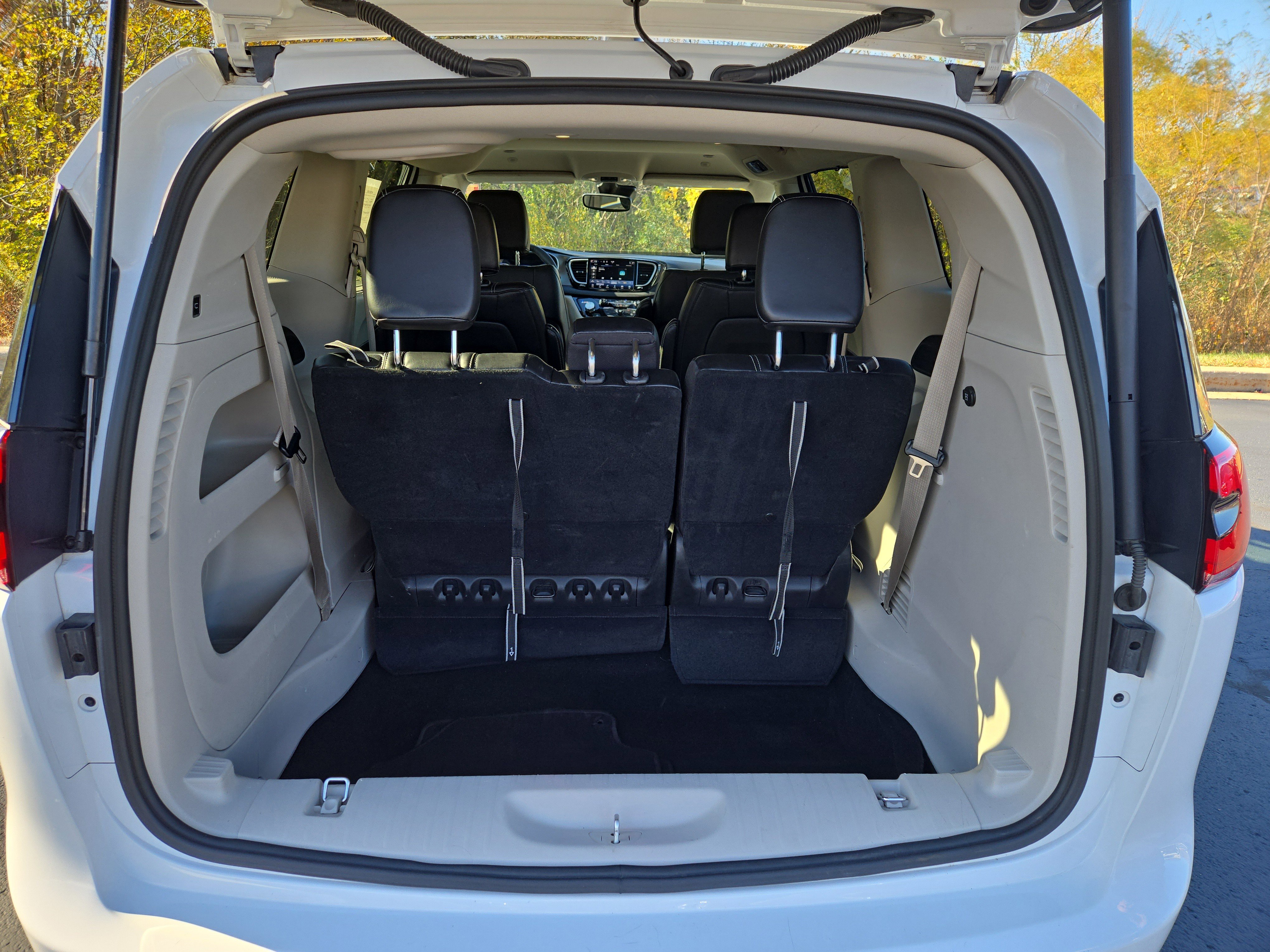 Used 2024 Chrysler Pacifica Touring-L image 9