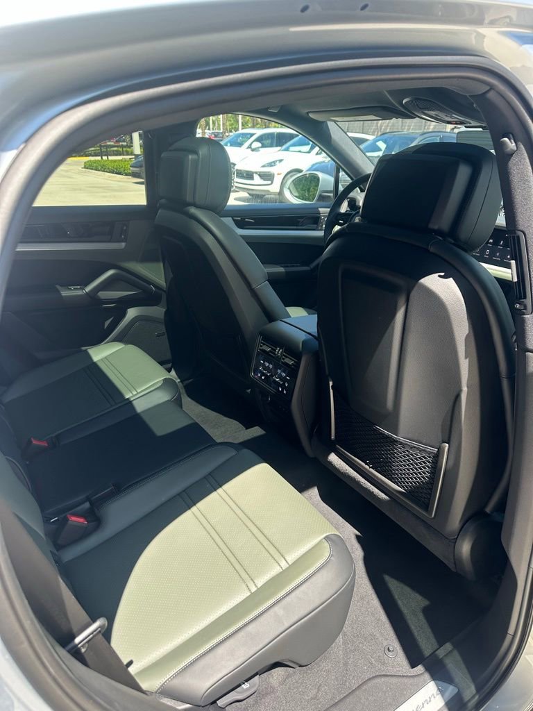 Used 2025 Porsche Cayenne Coupe image 19