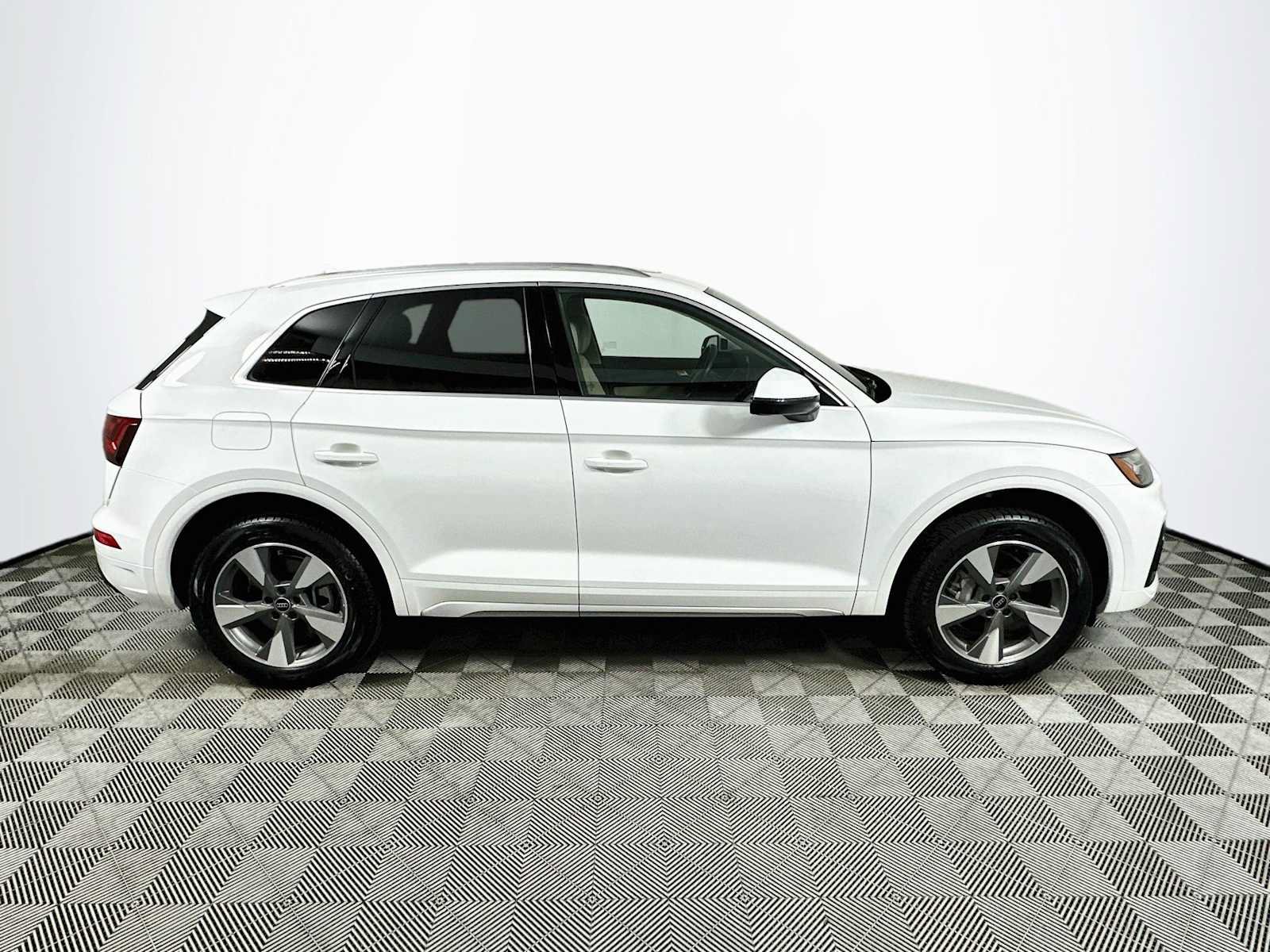 Certified 2023 Audi Q5 2.0T Premium w/ Convenience Package AWD/4WD image 8