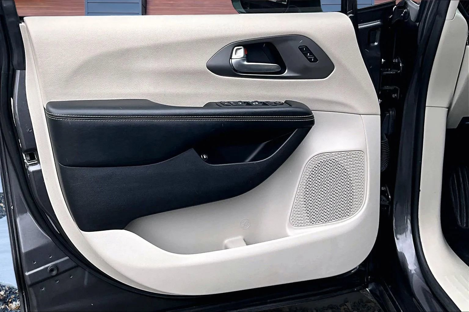 Used 2021 Chrysler Pacifica Touring-L image 22