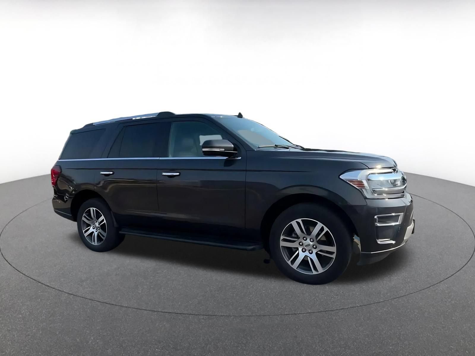 Used 2024 Ford Expedition Limited RWD image 2