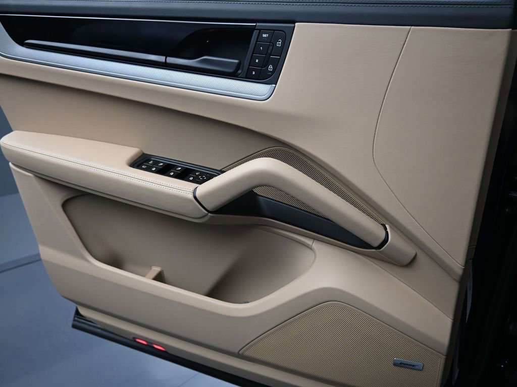 Certified 2025 Porsche Cayenne E-Hybrid Coupe image 23
