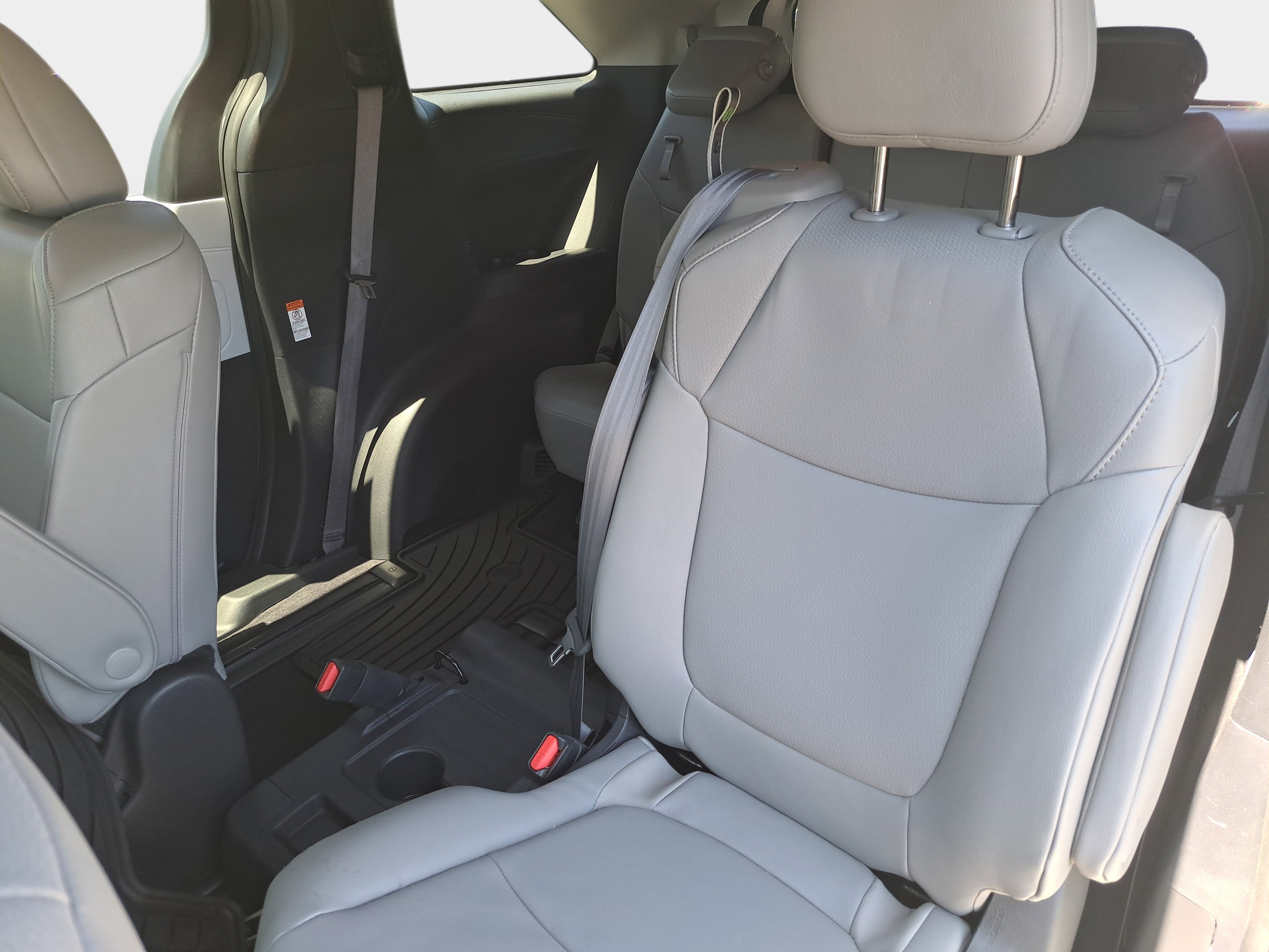 Used 2025 Toyota Sienna XLE FWD image 15