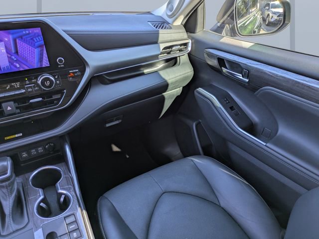 Used 2023 Toyota Highlander Limited FWD image 17