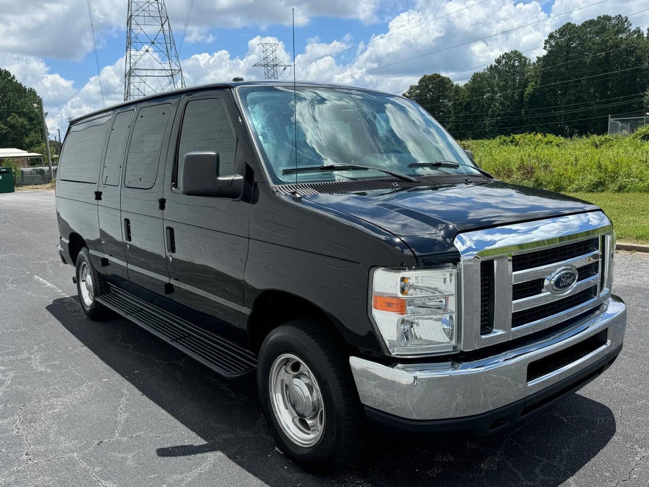 Used 2011 Ford E-150 and Econoline 150 Wagon w/ XLT Premium Pkg image 3