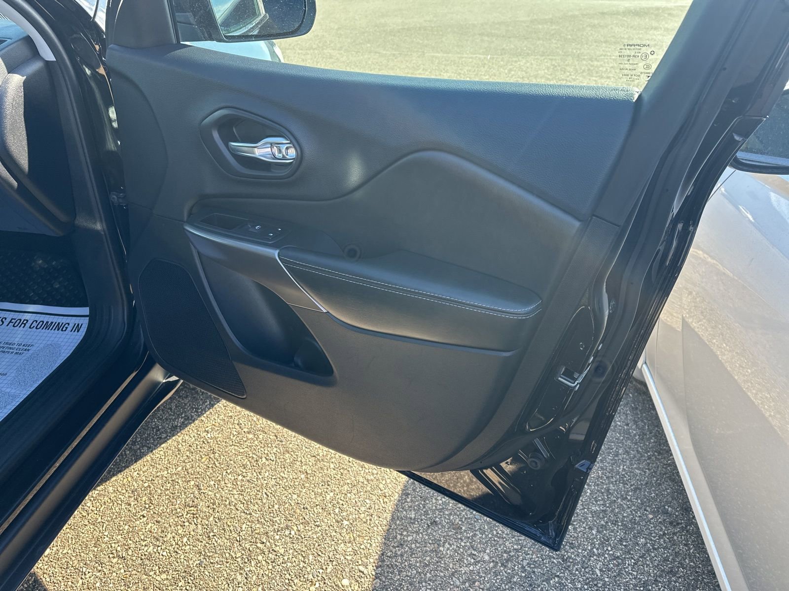 Used 2019 Jeep Cherokee Latitude w/ Cold Weather Group image 34
