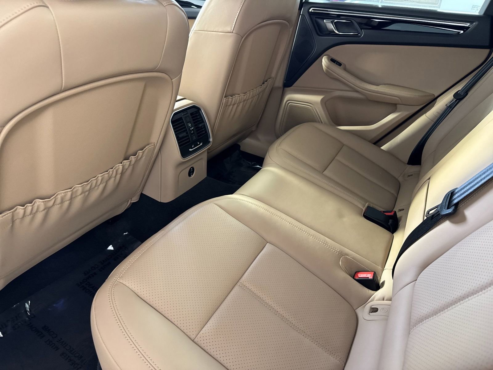 Certified 2025 Porsche Macan image 14