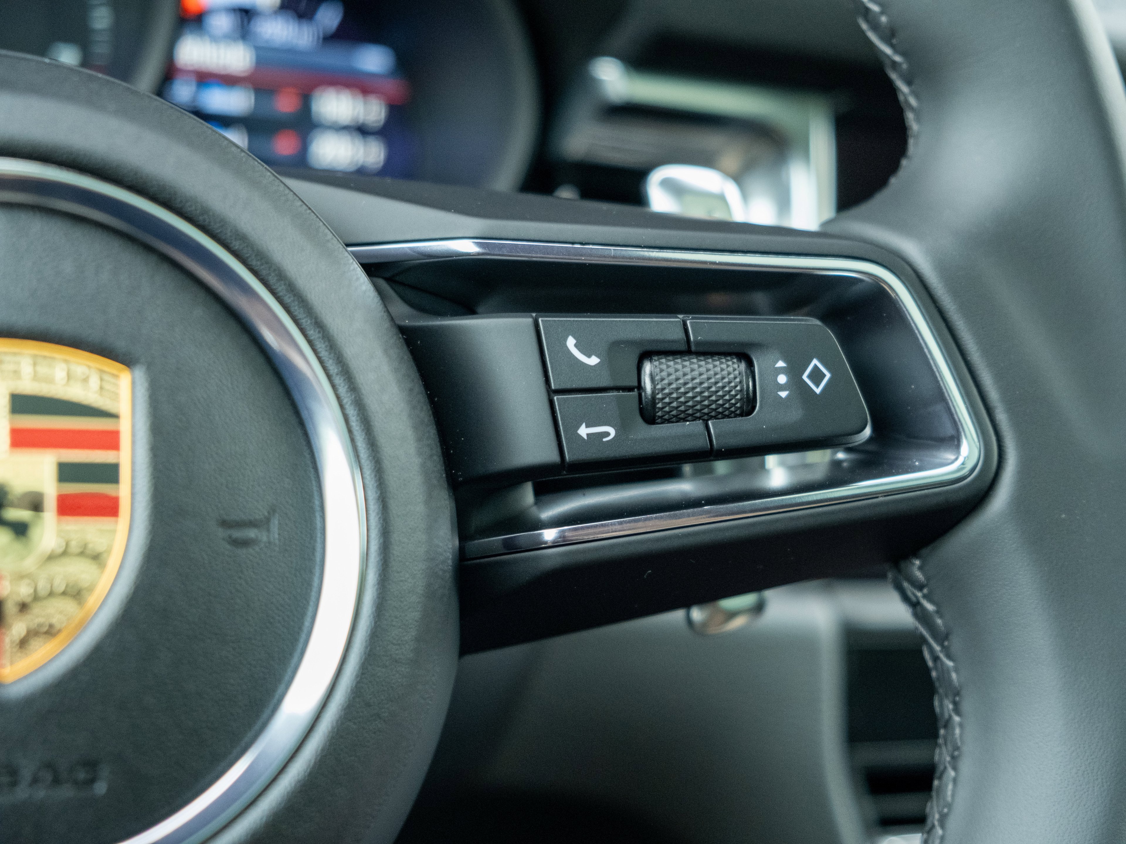 Certified 2025 Porsche Macan image 28