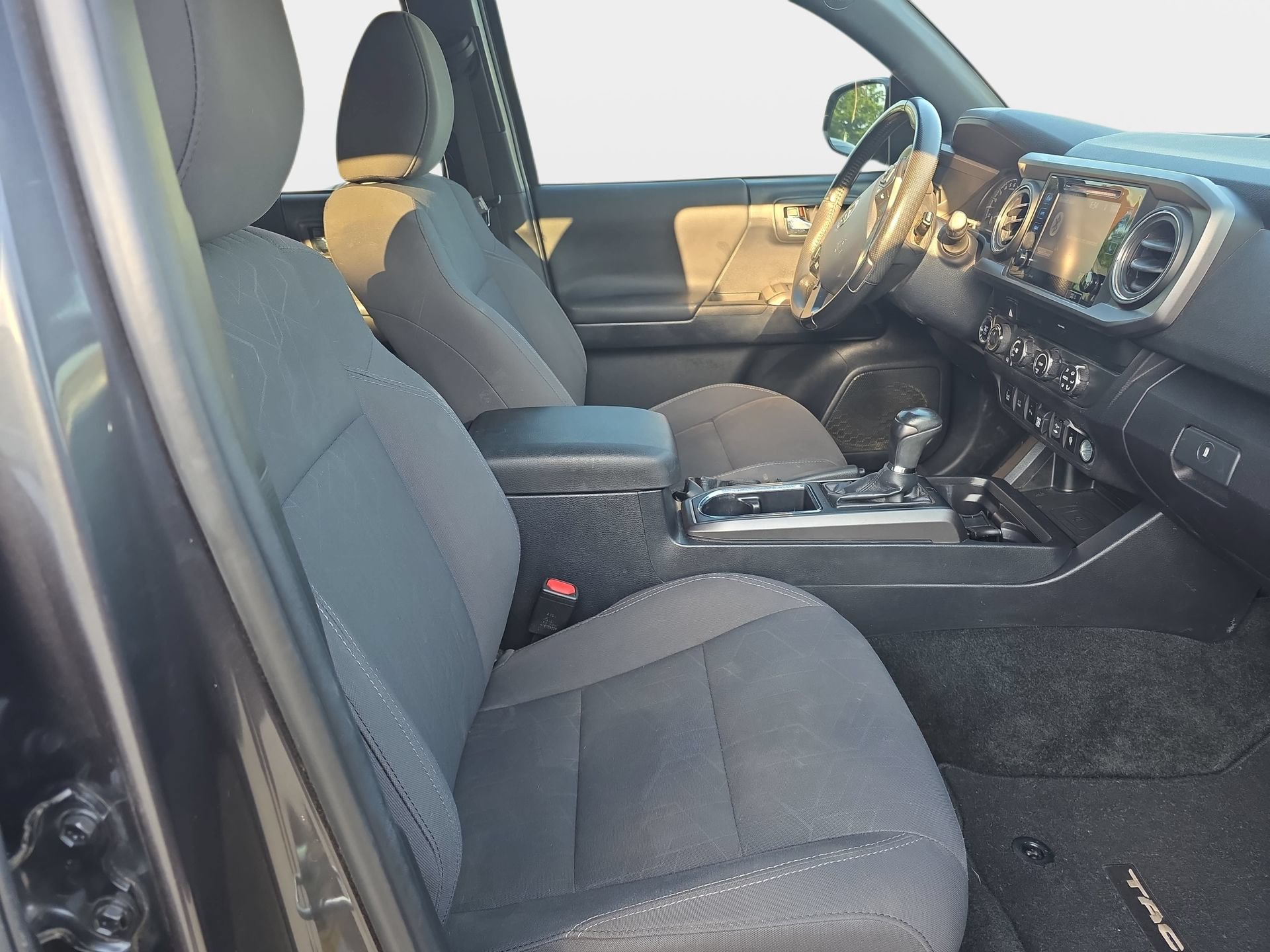Used 2019 Toyota Tacoma TRD Off-Road w/ Technology Package AWD/4WD image 10