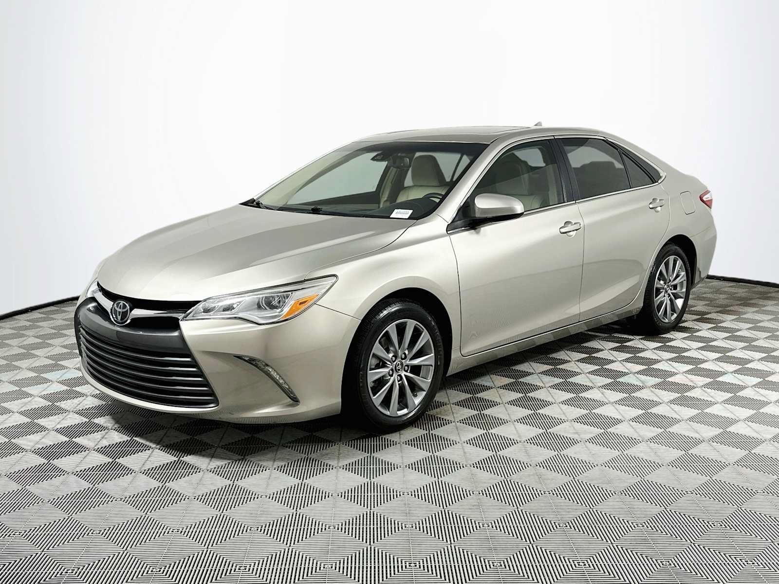 Used 2017 Toyota Camry XLE FWD image 3
