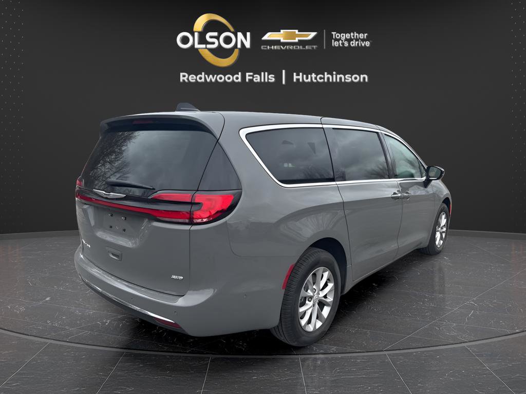 Used 2025 Chrysler Pacifica Select image 5