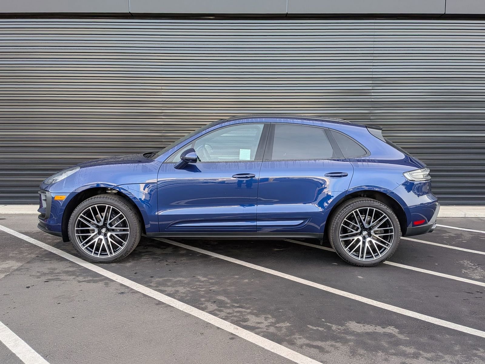 Certified 2025 Porsche Macan image 2