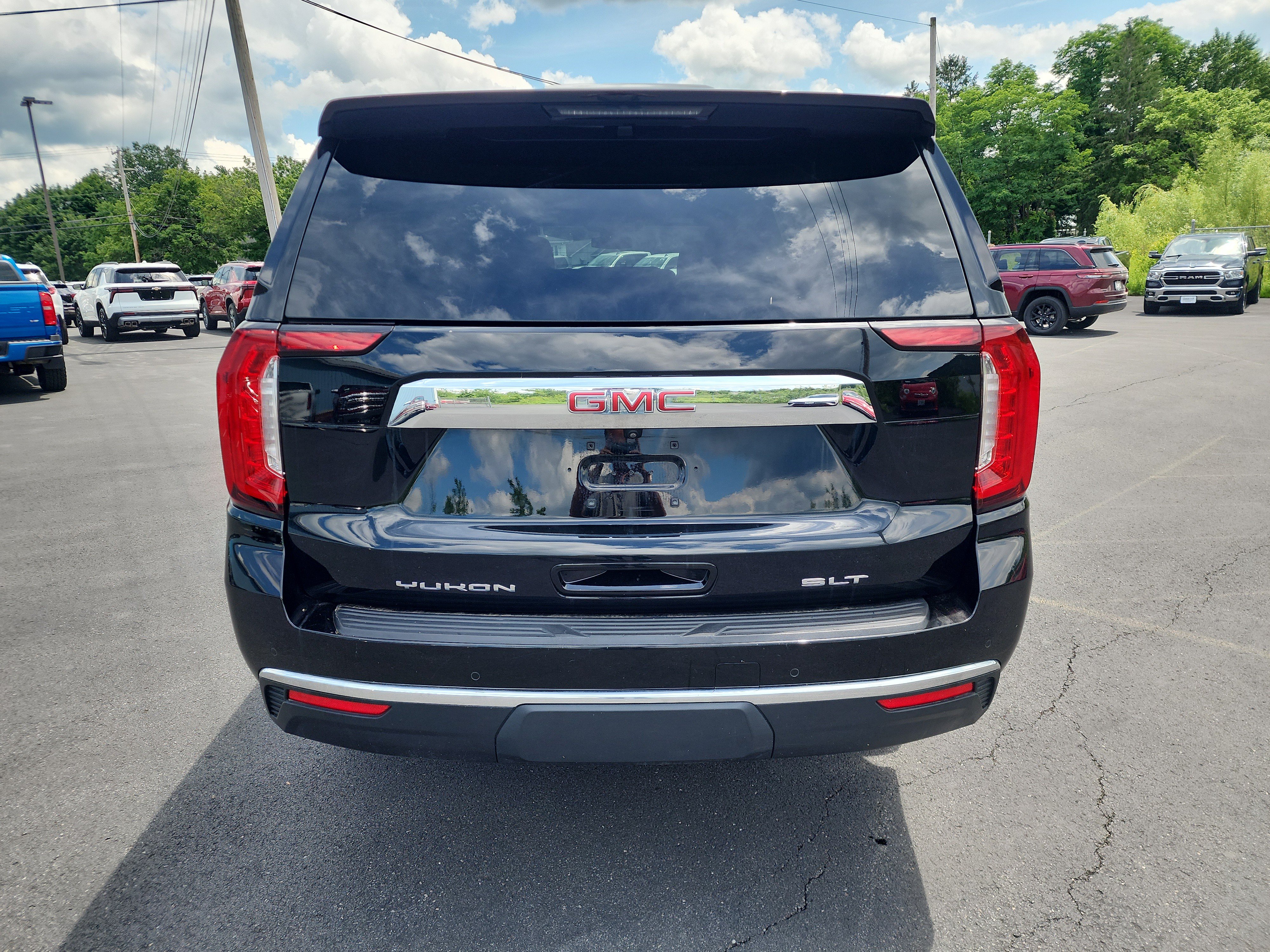 Certified 2024 GMC Yukon XL SLT w/ SLT Luxury Package AWD/4WD image 7