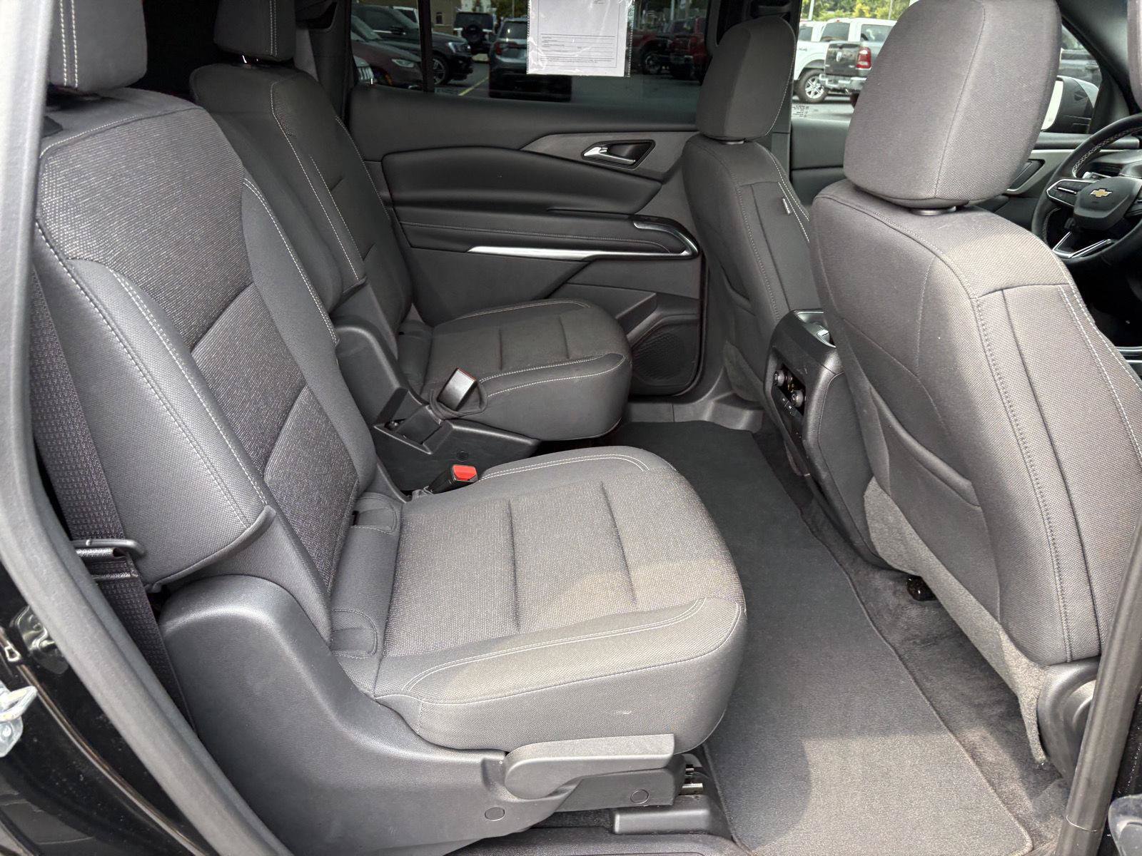 Used 2025 Chevrolet Traverse LT FWD image 17