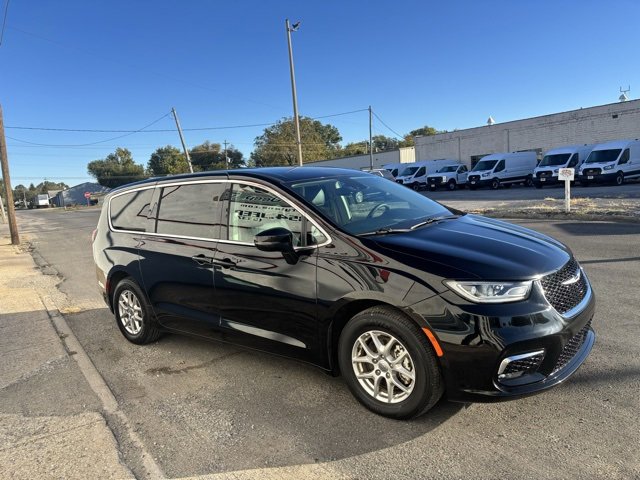 Used 2024 Chrysler Pacifica Touring-L image 9