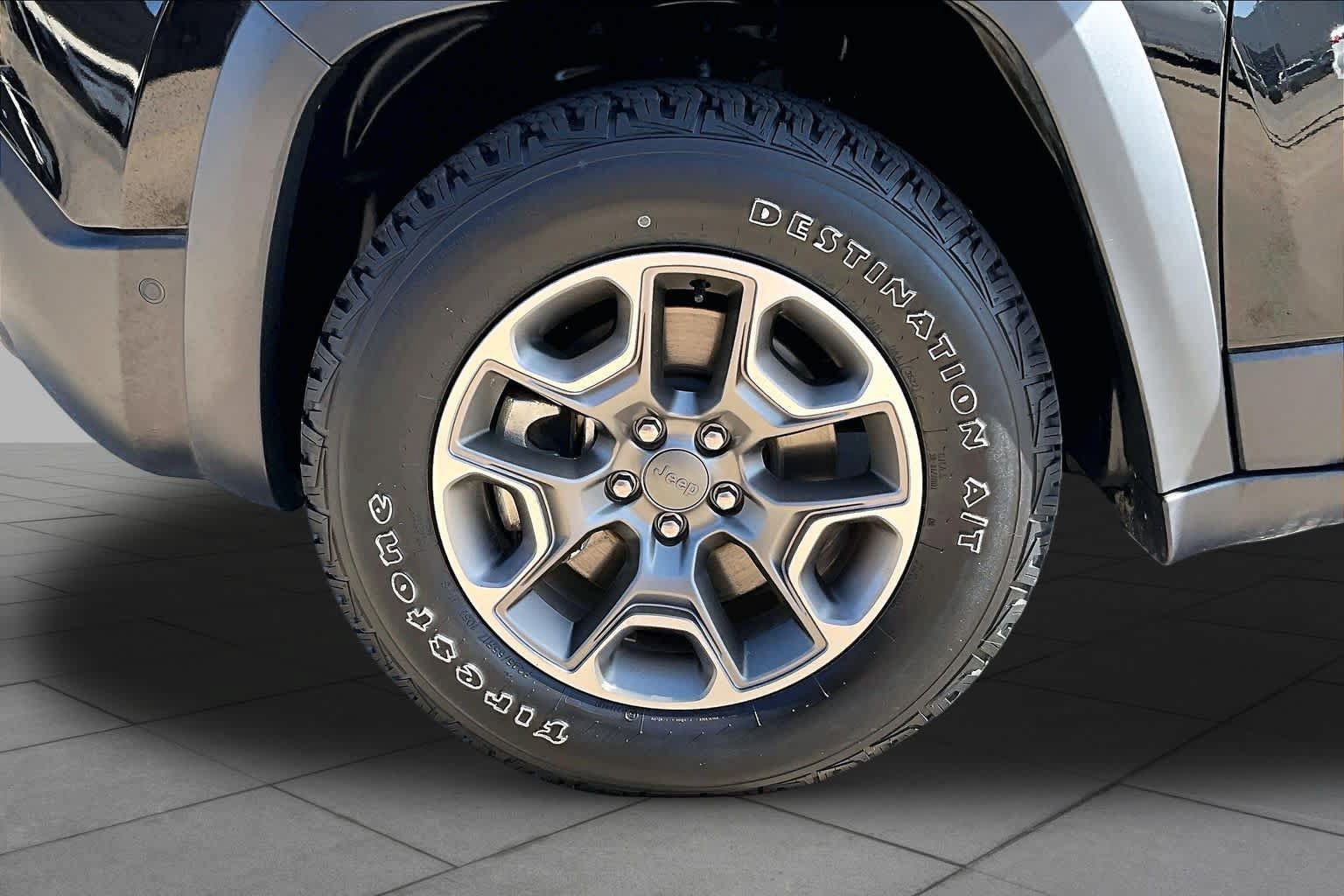 Used 2023 Jeep Cherokee Trailhawk w/ Premium Leather Package AWD/4WD image 11