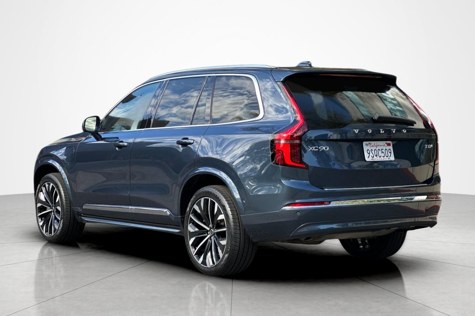 Used 2025 Volvo XC90 T8 Ultra w/ Protection Package Premier AWD/4WD image 3