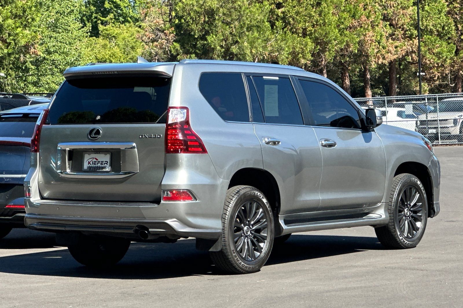 Used 2022 Lexus GX 460 Premium w/ Accessory Package AWD/4WD image 4
