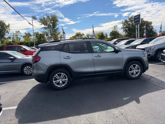 Used 2023 GMC Terrain SLE w/ Driver Convenience Package FWD image 4