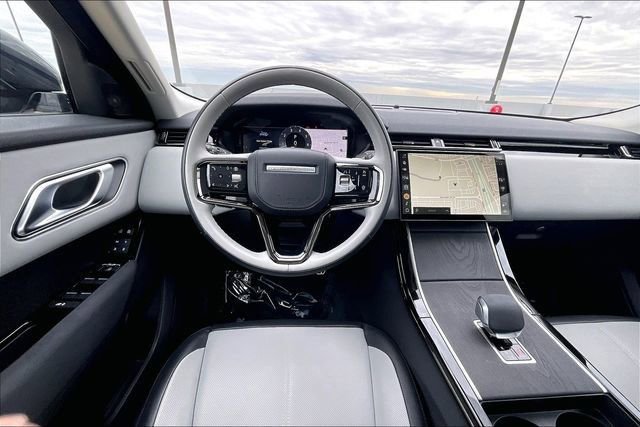 Used 2025 Land Rover Range Rover Velar Dynamic SE image 5
