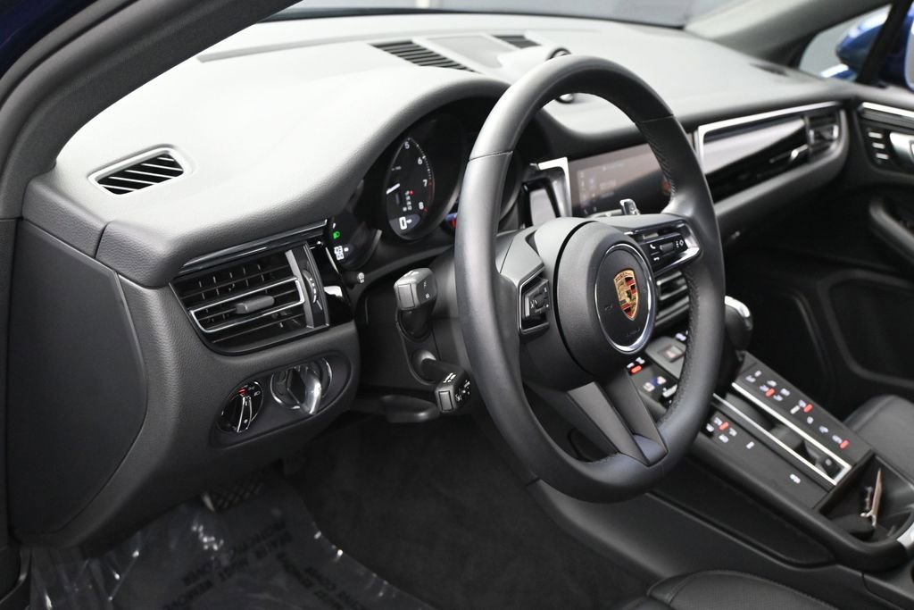 Used 2025 Porsche Macan AWD/4WD image 5