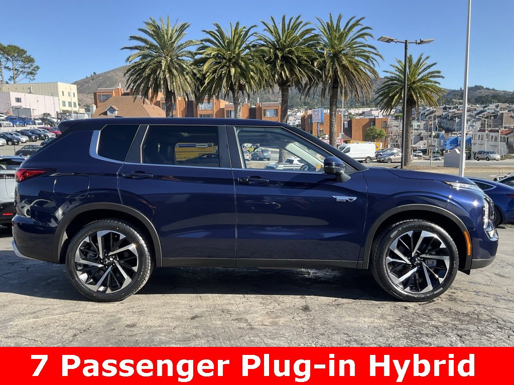 Used 2023 Mitsubishi Outlander SE image 3