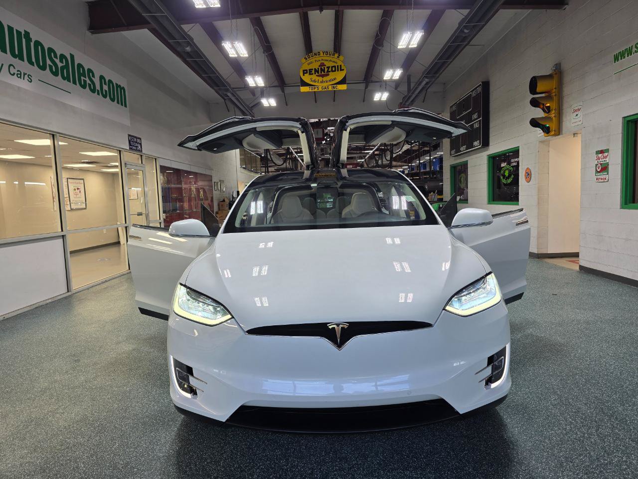 Used 2018 Tesla Model X 75D AWD/4WD image 3