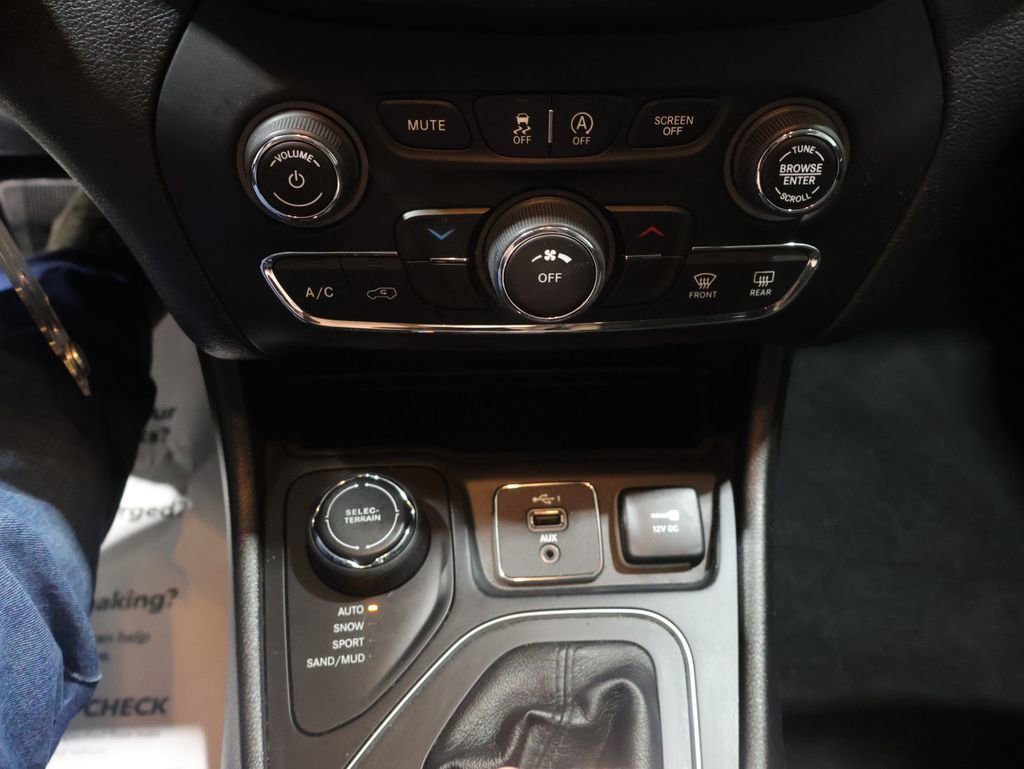 Used 2019 Jeep Cherokee Latitude w/ Popular Appearance Group image 28