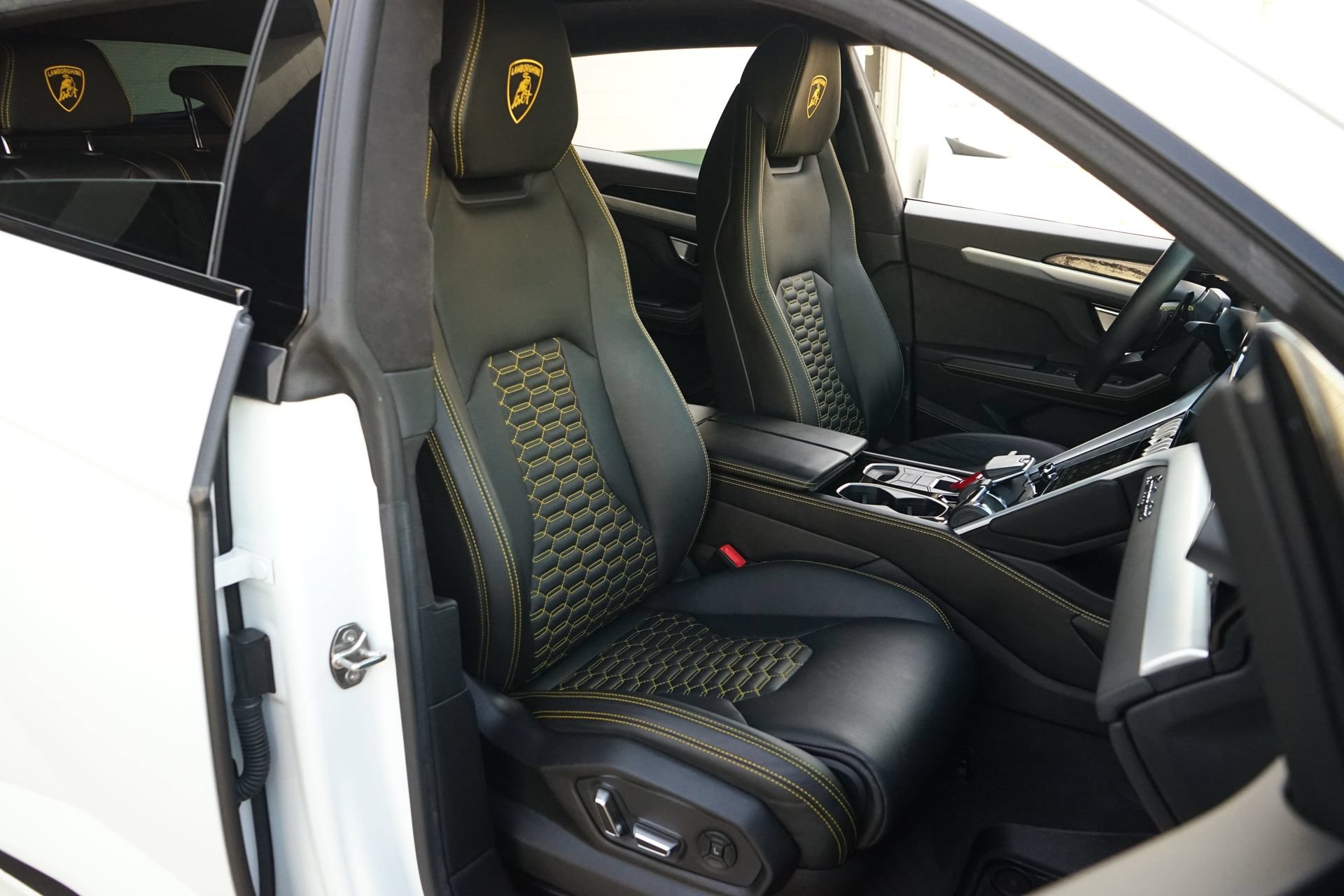 Used 2021 Lamborghini Urus AWD/4WD image 11
