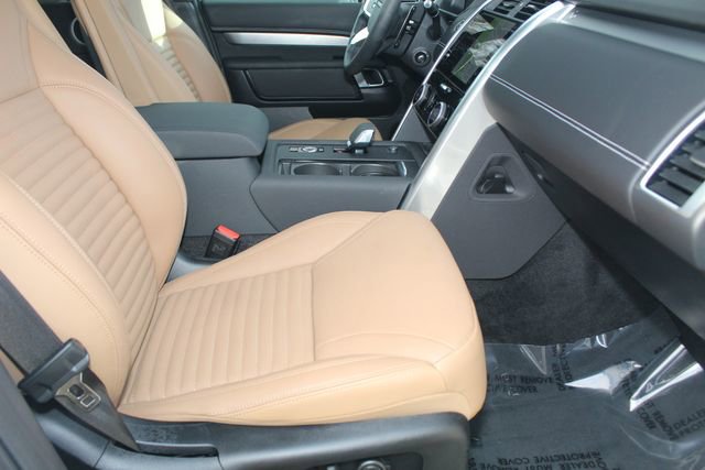 Used 2025 Land Rover Discovery Dynamic SE image 3