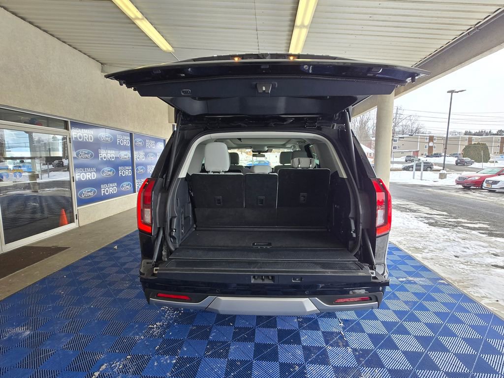 Used 2025 Ford Expedition Platinum image 7