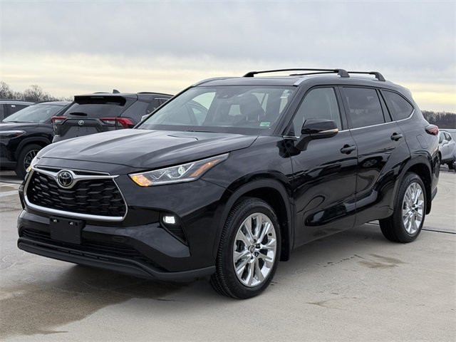 Certified 2025 Toyota Highlander Limited image 2