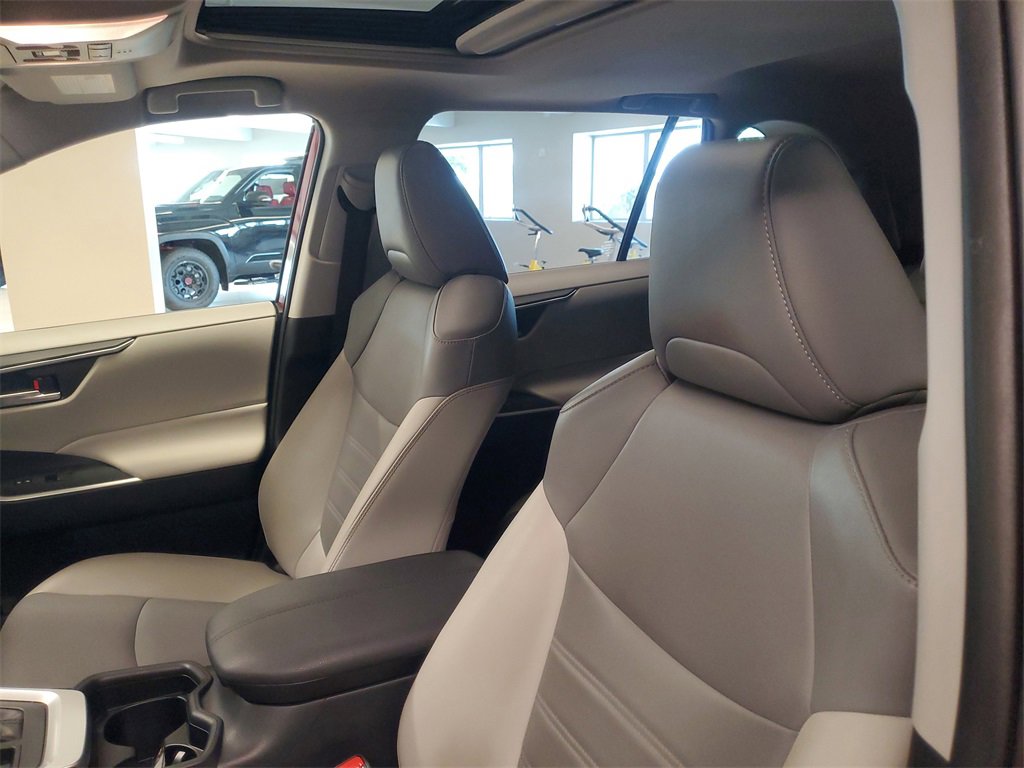 Used 2019 Toyota RAV4 XLE Premium image 17