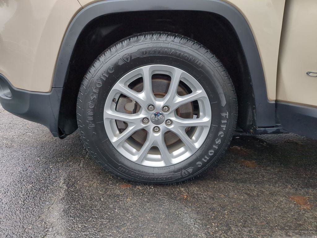 Used 2015 Jeep Cherokee Latitude w/ Cold Weather Group image 10