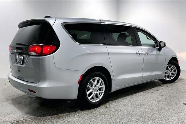 Used 2022 Chrysler Voyager LX image 5