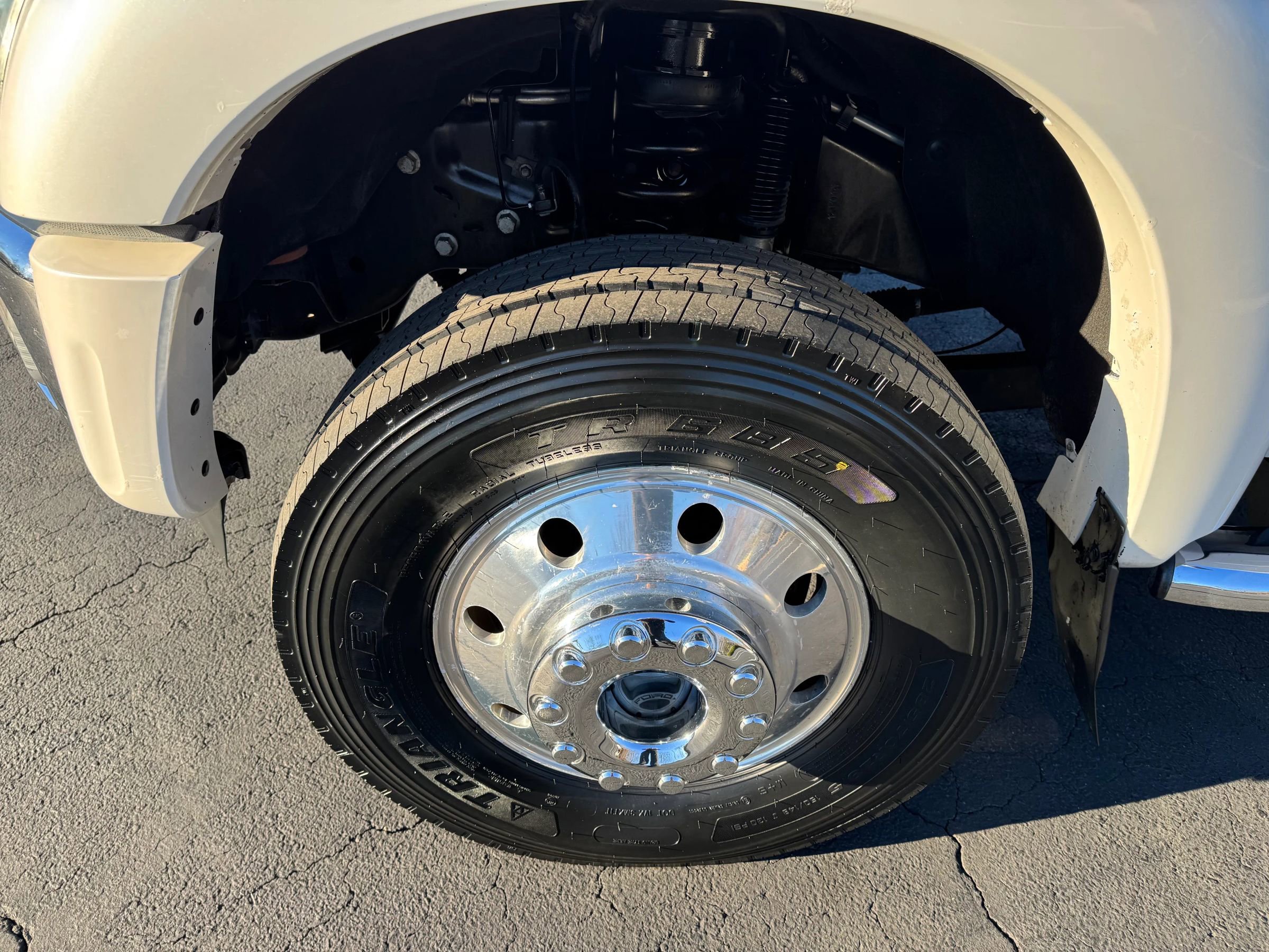 Used 2015 Ford F450 Lariat w/ Lariat Interior Package image 9