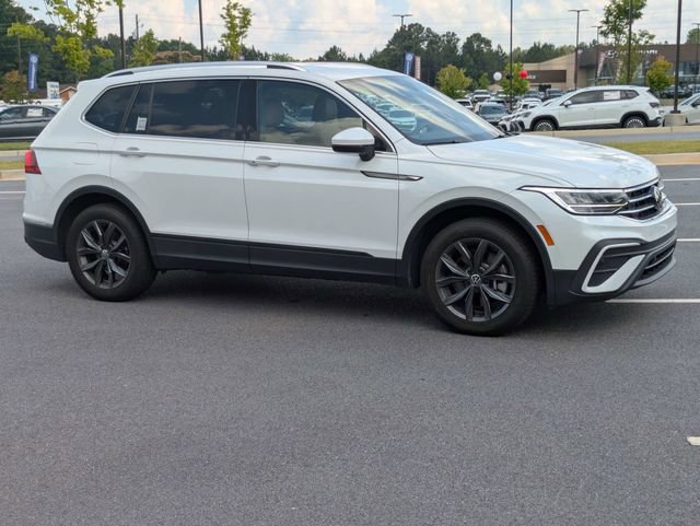 Used 2023 Volkswagen Tiguan SE FWD image 2