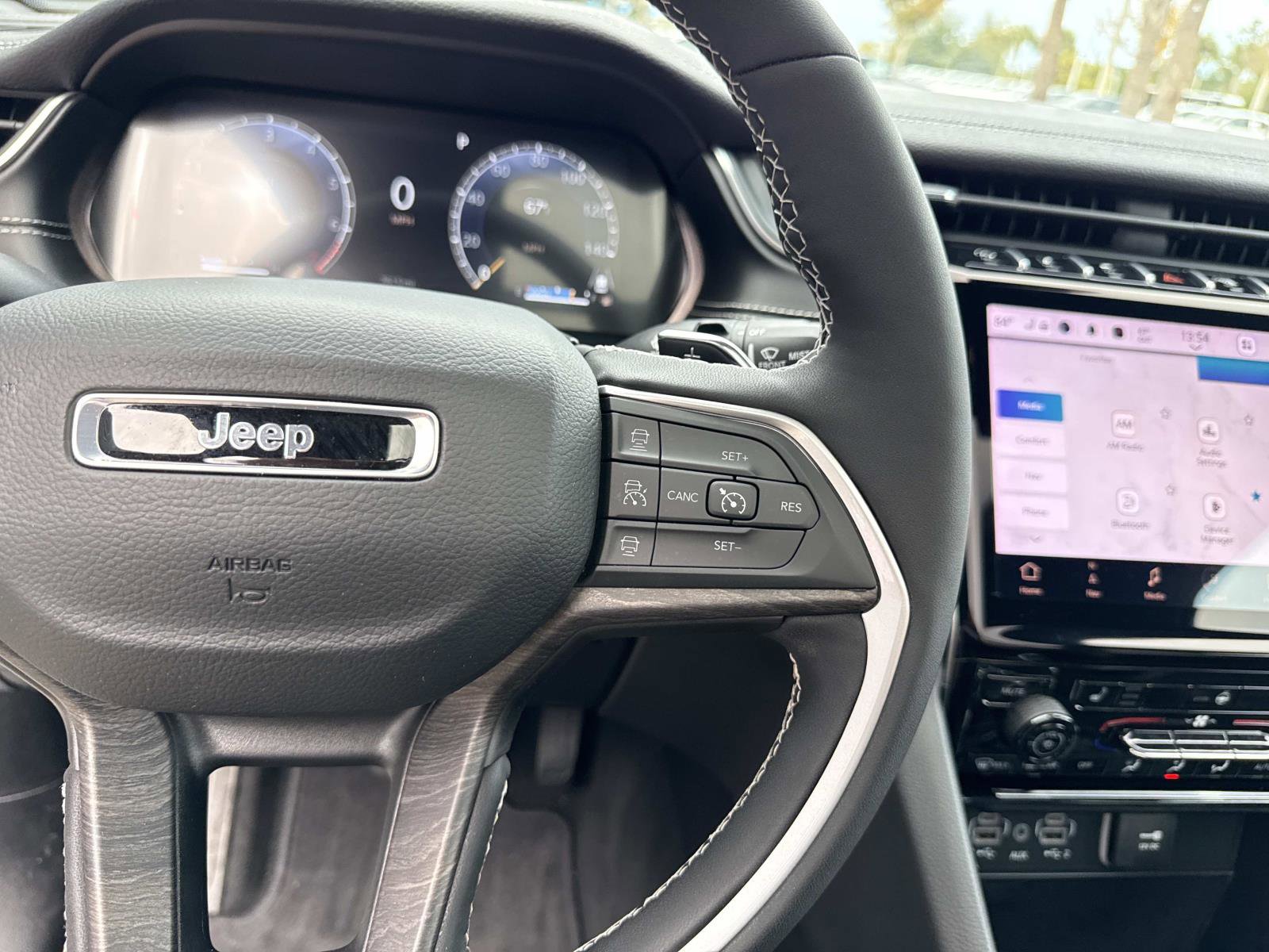 Used 2025 Jeep Grand Cherokee Limited w/ Black Appearance Package image 33