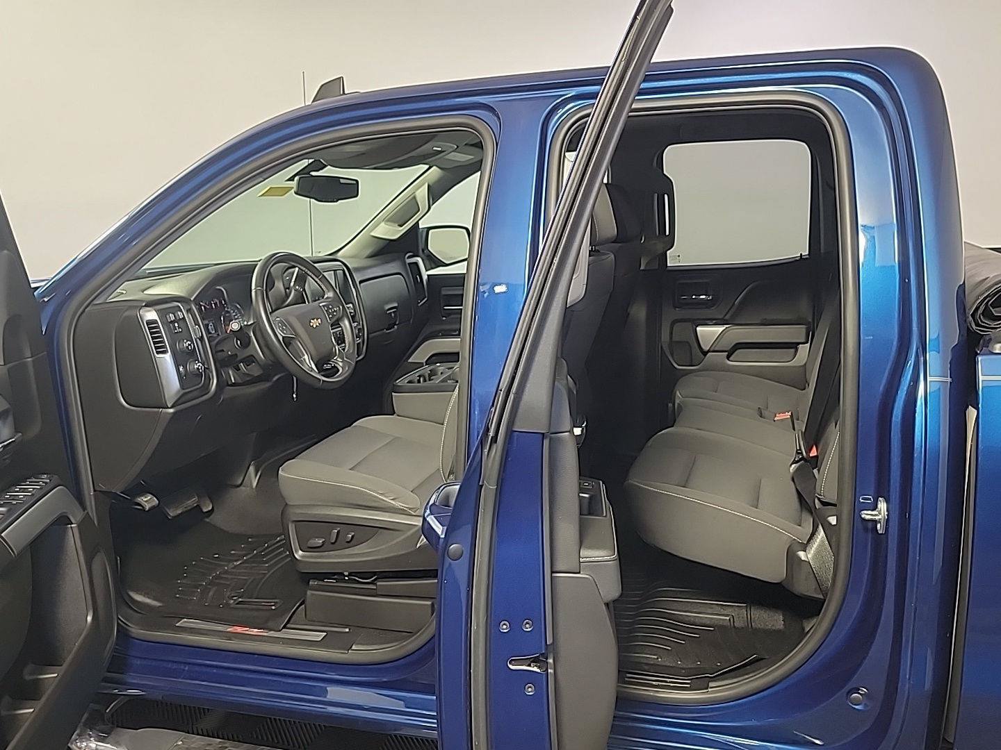 Used 2018 Chevrolet Silverado 1500 LT w/ Texas Edition AWD/4WD image 16